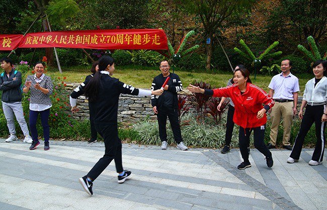 参赛队员全力以赴参加四程接力赛.jpg