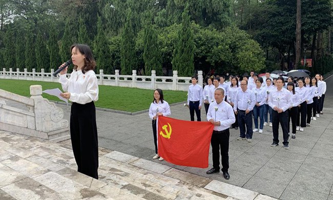 党员代表石双同志向革命先烈敬献诗朗诵.jpg