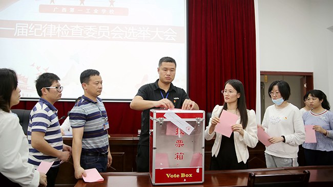 1、党员们参与投票选举.jpg