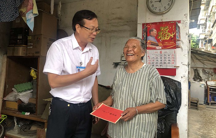 校长黄杰品同志为老党员李玉英同志送上慰问金.jpg