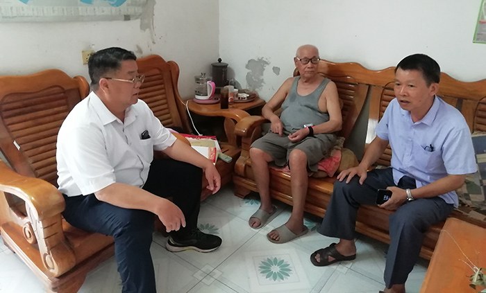 党委书记张海林为老党员何海滔同志送上慰问金.jpg