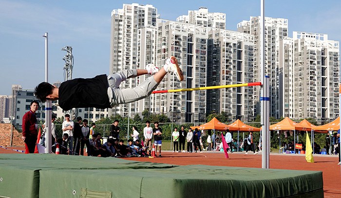 4.兰英鹏越过了横杆.jpg