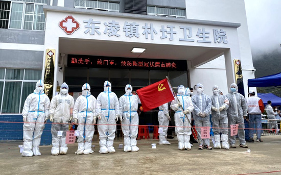 （15）21测量1班李英铭（右二） 在百色市德保县东凌镇朴圩乡参与抗疫志愿服务.jpg