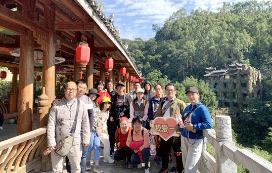 5.小组在打卡点合影留念.jpg
