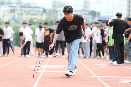 3.运动员争分夺秒认真比赛.jpg