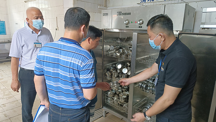 2.检查餐具消毒情况.jpg