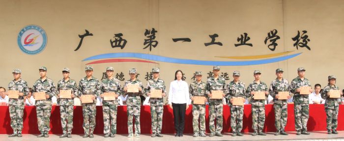 11.副校长陆小琼为“训练标兵”颁奖.jpg