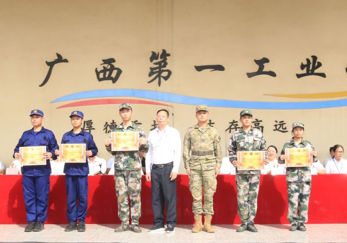 13.校长黄杰品、军训团团长蒋泉为“先进连队”颁奖.jpg