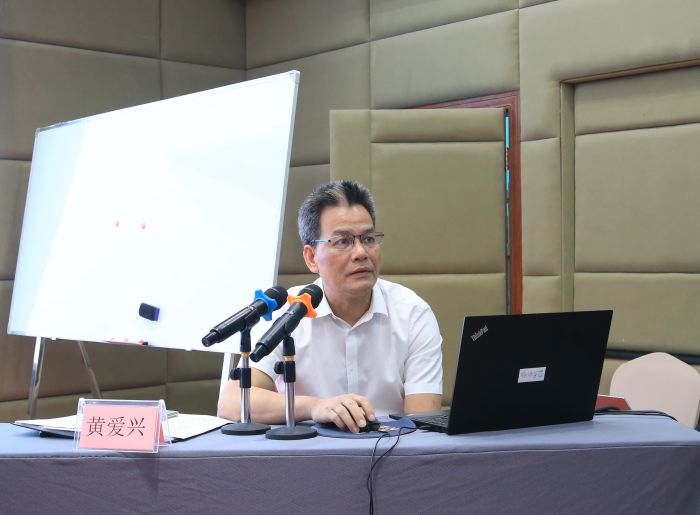 4.自治区应急管理厅总工程师黄爱兴在授课.jpg