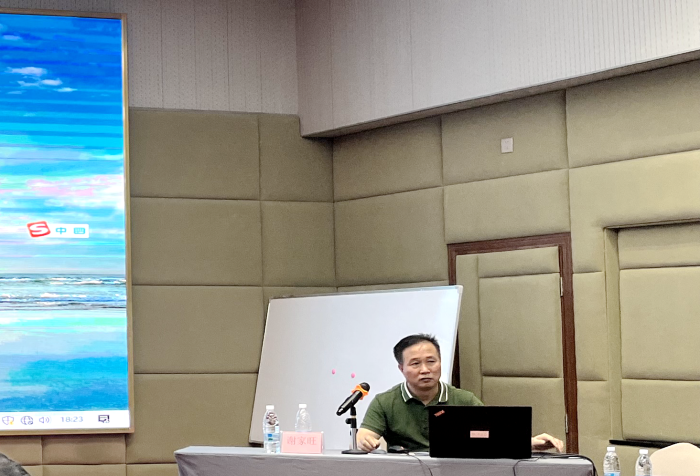 5.自治区应急管理厅非煤矿山处处长谢家旺在授课.png
