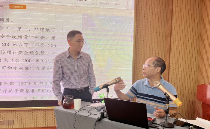 8.课后，学员在与自治区应急管理厅非煤矿山监管处副处长、二级调研员潘海飞（右）交流.jpg