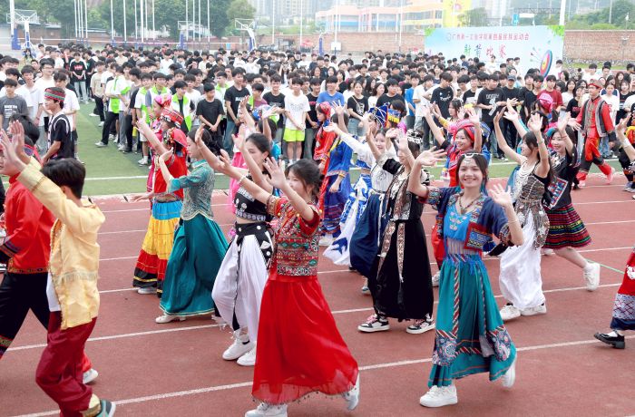 2.身着民族服饰的学生入场.jpg
