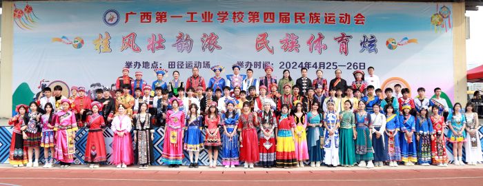 26.学校领导和学生合影.jpg